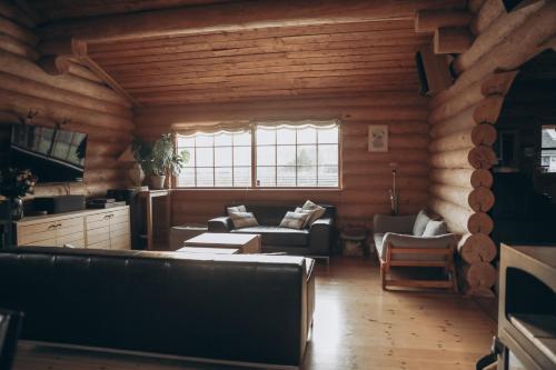 TV/Unterhaltungsangebot in der Unterkunft Fjordhygge - Authentic wood log cabin summerhouse near water, fjord and forest