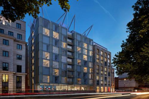 un edificio alto de cristal con ventanas en una calle en The Emory, Maybourne, en Londres