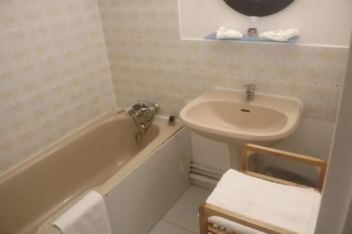a bathroom with a sink and a bath tub and a sink at Appartement charmant au Gosier, 60 m², terrasse in Le Gosier