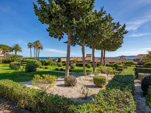 un jardin avec des arbres et des buissons dans l'établissement Studio El Cantarello by Interhome, à Sainte-Maxime