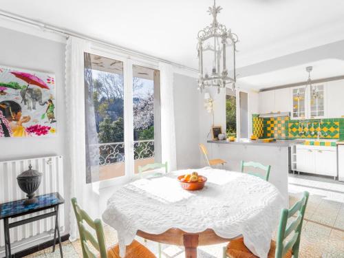 une cuisine avec une table avec un bol de fruits dessus dans l'établissement Holiday Home Villa Toulon by Interhome, à Toulon