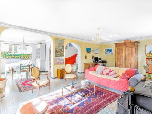un salon avec un canapé et une salle à manger dans l'établissement Holiday Home Villa Toulon by Interhome, à Toulon