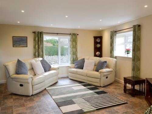 un salon avec deux canapés et une fenêtre dans l'établissement Hay Rick - Ukc2401, à Luton