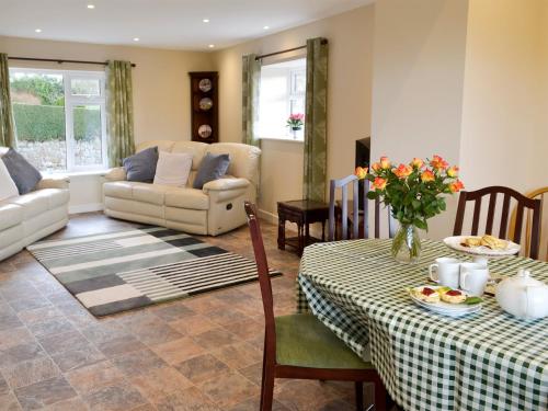 un salon avec une table et un canapé dans l'établissement Hay Rick - Ukc2401, à Luton