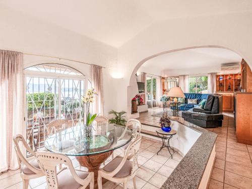 un salon avec une table en verre et des chaises dans l'établissement Villa Casa Di Sogno by Interhome, à Porto-Vecchio