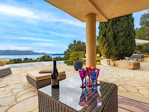 - une table avec 2 verres et une bouteille de vin dans l'établissement Villa Casa Di Sogno by Interhome, à Porto-Vecchio