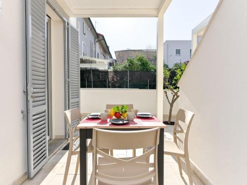 een klein balkon met een tafel en stoelen bij Apartment Pianosa I by Interhome in Follonica