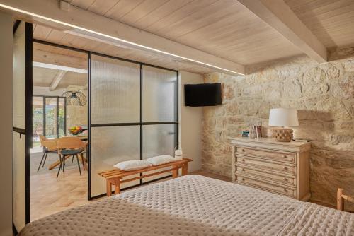 Μια τηλεόραση ή/και κέντρο ψυχαγωγίας στο The Olive Grove Villas with large swimming pool
