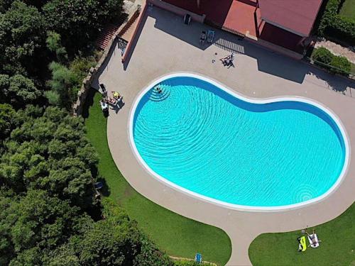 Una vista aérea de una gran piscina en Apartment La Veranda di Mirko by Interhome, en Porto Rotondo