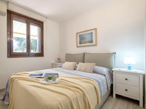 Un dormitorio blanco con una cama y una ventana. en Apartment La Veranda di Mirko by Interhome, en Porto Rotondo