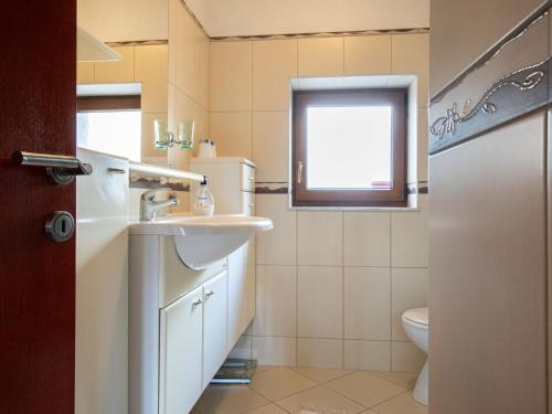 Bilik mandi di Holiday Home Štefanac by Interhome