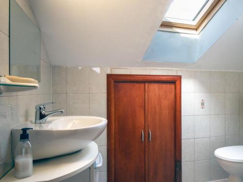 Bilik mandi di Holiday Home Štefanac by Interhome