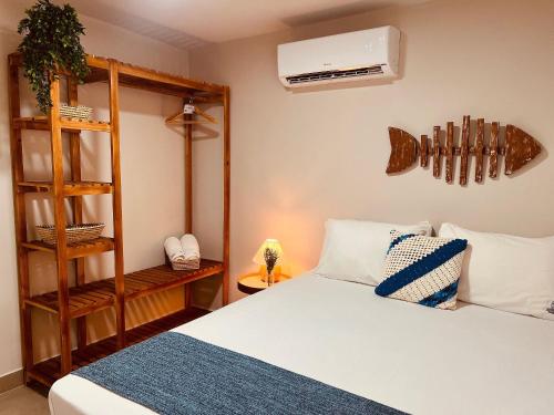- une chambre avec un lit et la climatisation dans l'établissement Casa beira mar - Carneiros (30’ de carro), à Sirinhaém
