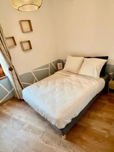 a bed in the corner of a room at Seven Keys - La cour du Barres in Saint-Vincent-de-Barrès