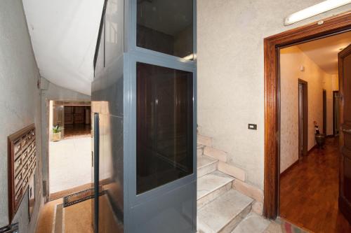 einen Flur mit Glastür in einem Haus in der Unterkunft Residenza Laterano in Rom