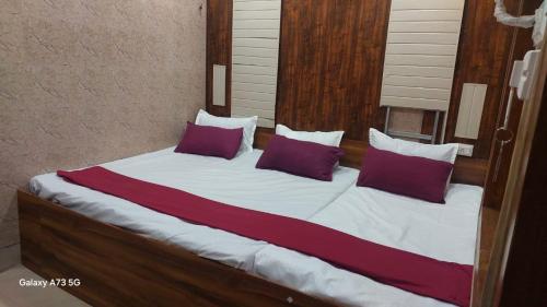 En eller flere senge i et værelse på Annu Bhai Sewa Sadan