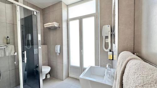 Salle de bains dans l'établissement Hôtel Helvétique