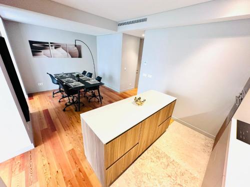 The Eça de Queiroz House - NO CV E - Flat B - Central Three-Bedroom Apartment