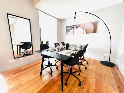 The Eça de Queiroz House - NO CV E - Flat B - Central Three-Bedroom Apartment