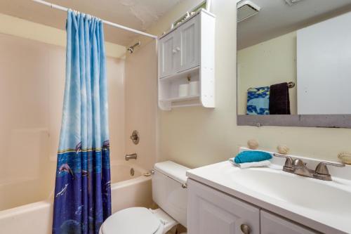 une salle de bain avec toilettes et lavabo dans l'établissement South Padre Island Condo - Walk to Beaches!, à South Padre Island