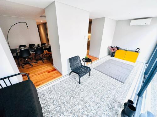The Eça de Queiroz House - NO CV E - Flat B - Central Three-Bedroom Apartment