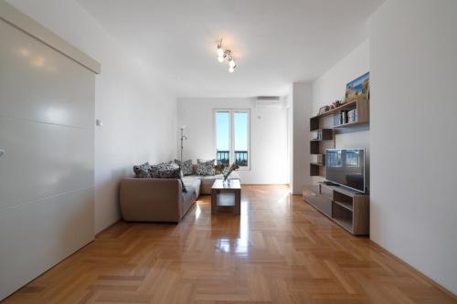 ein Wohnzimmer mit Sofa und Fernseher in der Unterkunft Katarina17 in Becici