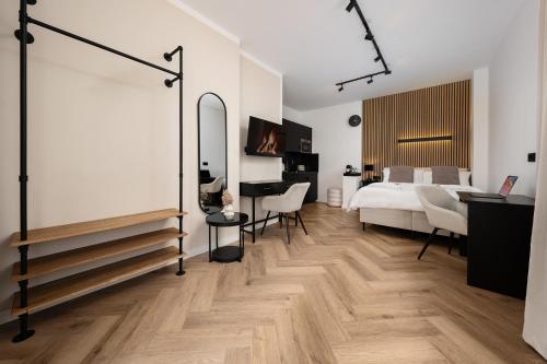 a bedroom with a bed and a desk at ROOMS Bremen -Super Zentrale Studio-Apartments HBF-Messe-ÖVB Arena-City in Bremen