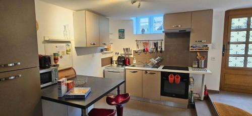 une cuisine avec une table et un comptoir dans l'établissement Esprit Loft, à Riquewihr