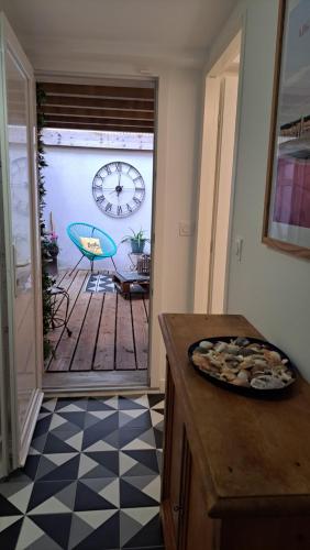 a kitchen with a table with a pizza on a counter at Le Patio de Ninou in Aigues-Mortes