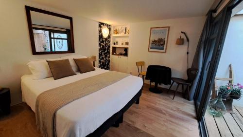a bedroom with a large bed in a room at Le Patio de Ninou in Aigues-Mortes