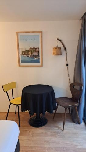 a room with a table and chairs and a lamp at Le Patio de Ninou in Aigues-Mortes