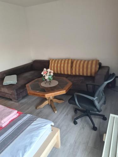a living room with a couch and a coffee table at Private Zimmer in einer Wohngemeinschaft für die Nacht in der Nähe des Flughafens Halle Leipzig in Schkeuditz