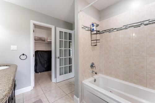9 min to Disney Entrance-Peaceful Single Family House photo 42