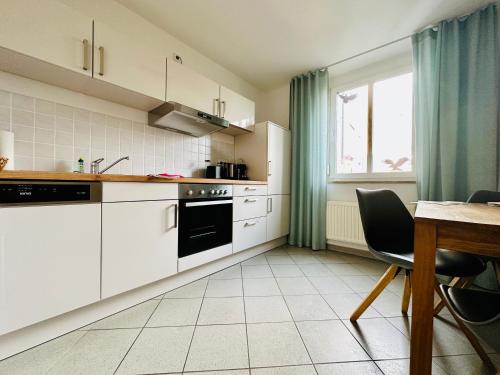 Dapur atau dapur kecil di Modernes Zwei-Zimmer-Apartment Chemnitz - Kaßberg