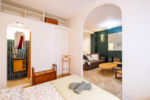 une chambre avec un lit et un salon dans l'établissement Modern Place in Sacré-Coeur, à Paris