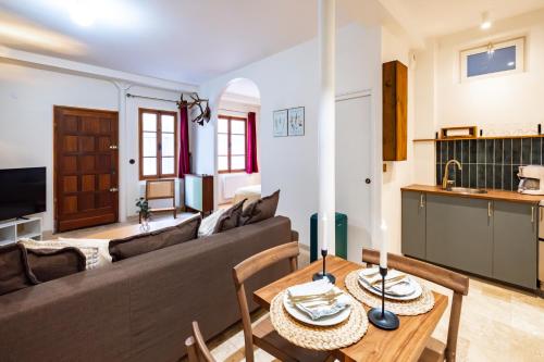 un salon avec un canapé et une table dans l'établissement Modern Place in Sacré-Coeur, à Paris