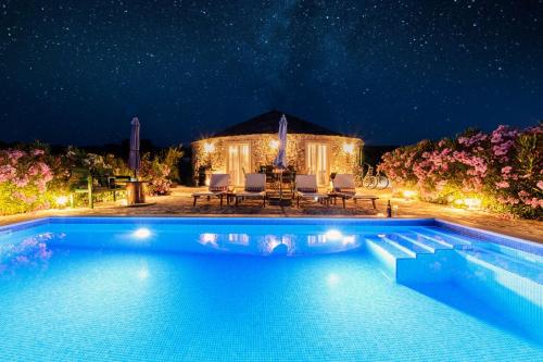 Villa Heritage - Historic Charm with Heated Pool & Children's Playground