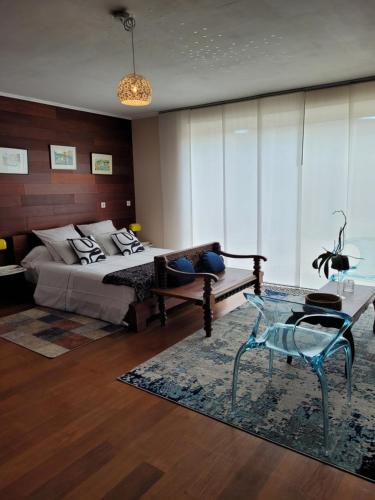 une chambre avec un lit, un canapé et une table dans l'établissement La Belle Demeure, à Aumagne