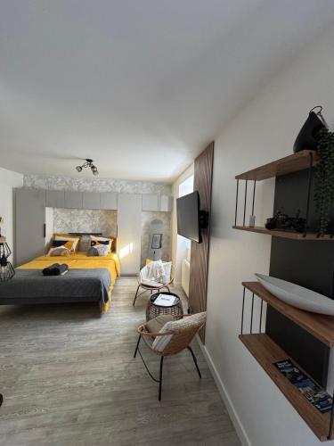 une chambre d'hôtel avec un lit et une chaise dans l'établissement Magnifique studio en RDC au cœur de la boucle, à Besançon