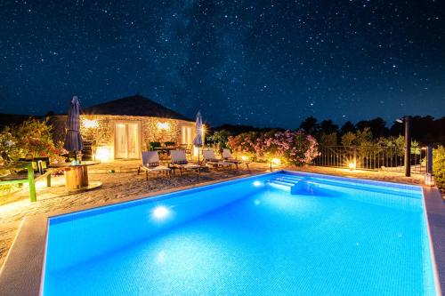 Villa Heritage - Historic Charm with Heated Pool & Children's Playground