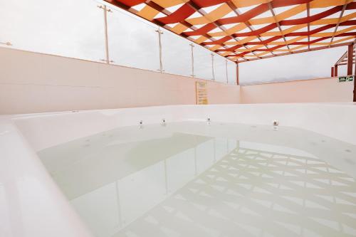 Bazén v ubytování HOTEL VERANO nebo v jeho okolí