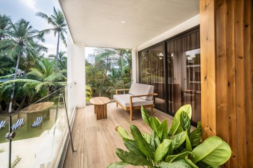 an open balcony with a chair and plants at Lia Hotel Jaco in Jacó