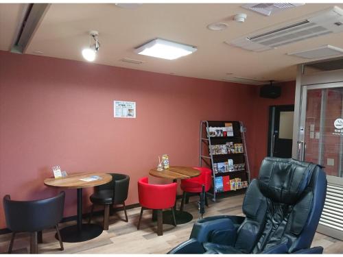 a waiting room with two tables and chairs at Smile Hotel Kumamoto Suizenji - Vacation STAY 59277v in Kumamoto