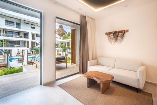 a living room with a couch and a table at Lia Hotel Jaco in Jacó