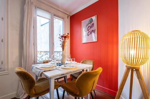 une salle à manger avec une table blanche et des chaises jaunes dans l'établissement Charming Apartment in heart of Paris, à Paris