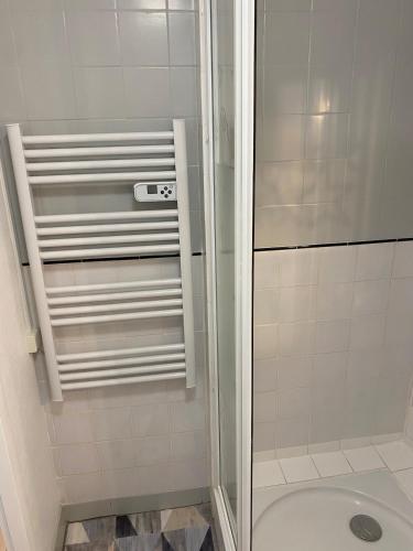 une douche avec une porte vitrée dans une salle de bain dans l'établissement Joli studio centre ville de Dole, à Dole