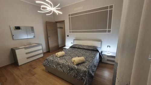 阿斯蒂Appartamento CA' GIARDINO的带床和水槽的卧室