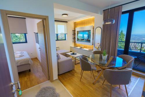 Postel nebo postele na pokoji v ubytování Zlatiborske terase Spa&Wellness