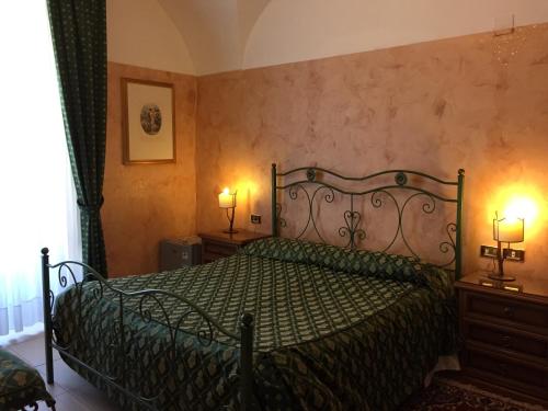 Un pat sau paturi într-o cameră la Hotel Centrale Europa