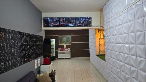 クリチバにあるHotel Curitiba embaixadorの黒板の壁の廊下